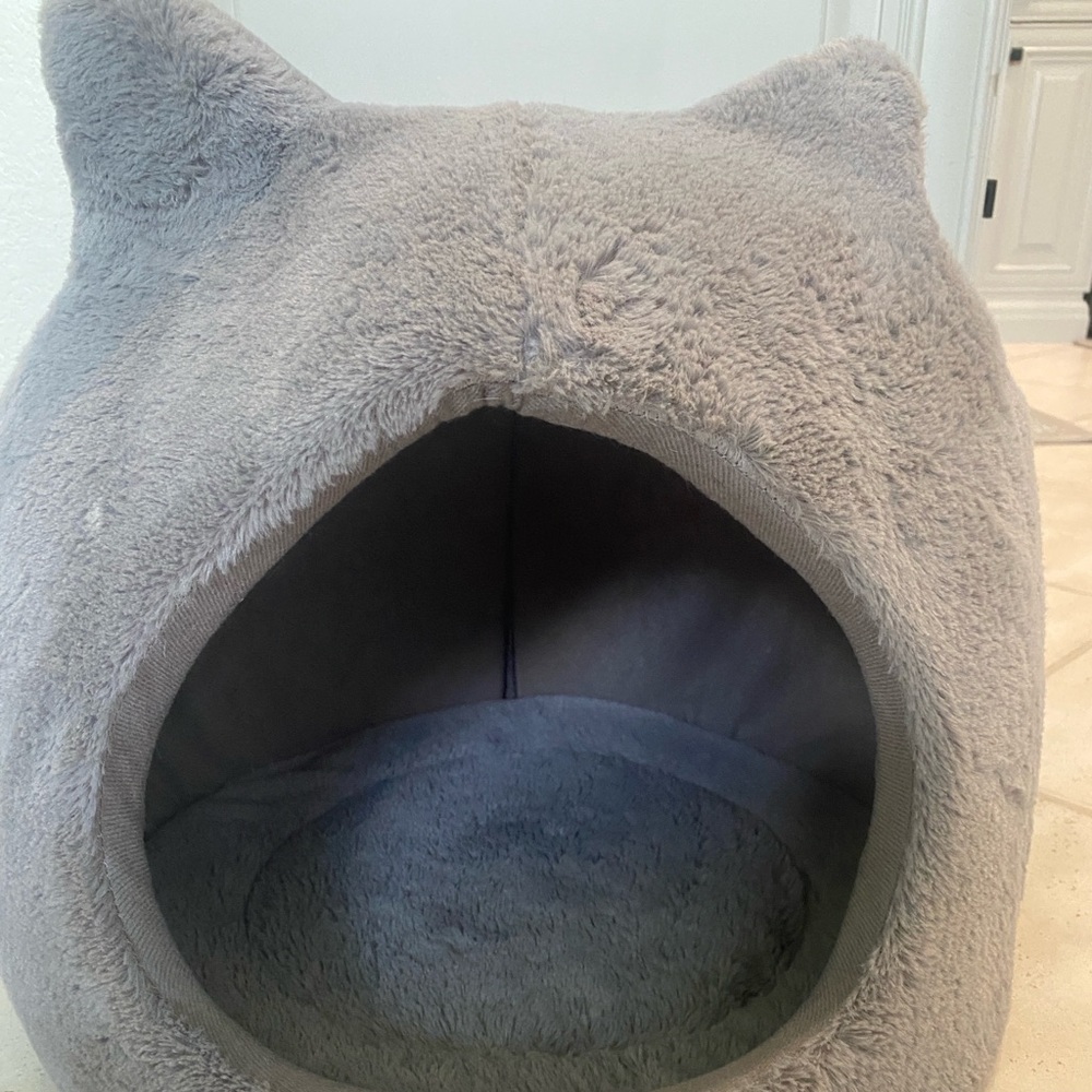 Fuzzy cat bed